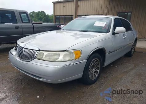 2002 Lincoln Town Car Signature из США, поврежденный, VIN 1LNHM82W72Y629486